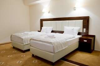 Отель Hotel Binkowski Кельце Стандартный двухместный номер с 2 отдельными кроватями-5